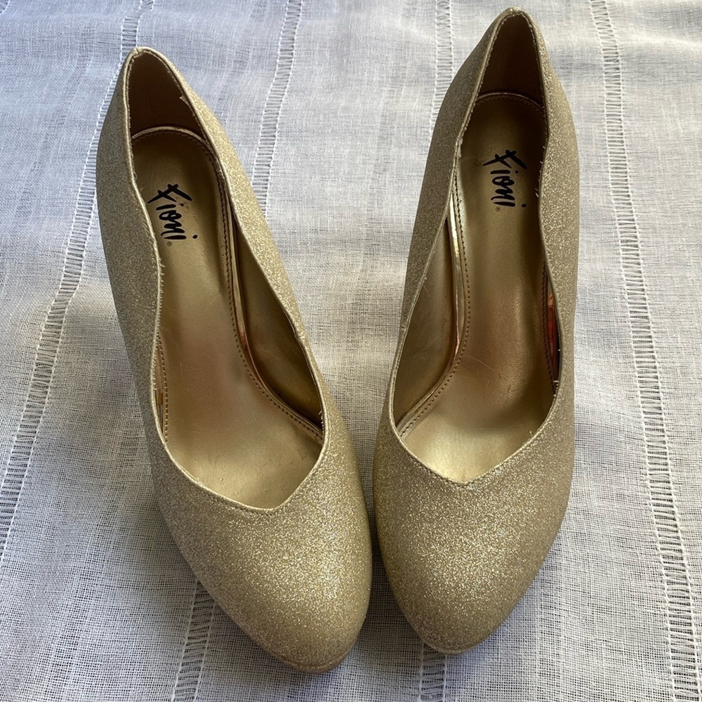 Fioni gold sparkle heels with scalloping.